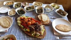 uma mesa coberta com um prato de comida e sanduíches em Eco Nitovikla 
