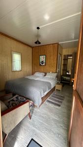 um quarto com uma cama grande num quarto em Ludwig Guesthouse em Lagodekhi