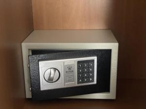 un forno a microonde con la porta aperta su un muro di Casa Karina a Battipaglia