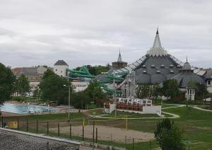 Bazén v ubytování Flame Luxus Apartman nebo v jeho okolí