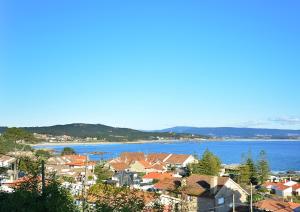 Apartamento con parking en San Vicente في او غروف: اطلالة على المدينة والماء