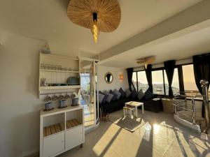 ein Wohnzimmer mit einem Sofa und einer Decke in der Unterkunft Villa Serenade 3 etage in Moulay Bousselham