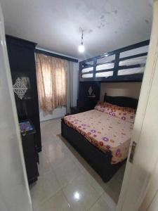 ein Schlafzimmer mit einem großen Bett in einem Zimmer in der Unterkunft Tavira شاليه in Ras Sudr