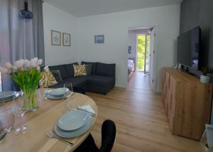 una sala de estar con una mesa y un sofá en Apartament u Moniki, en Międzywodzie