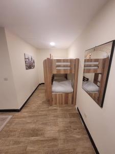 Zimmer mit einem Etagenbett und einem Spiegel in der Unterkunft Lotus Apartments in King Abdullah Economic City