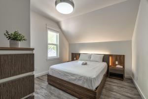 Postel nebo postele na pokoji v ubytování The Long Beach Resort - Beachfront Cottages & Townhouse Suites