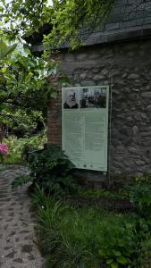 En trädgård utanför Ludwig Guesthouse