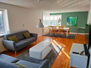 un soggiorno con un divano e un tavolo di Nygaard Guesthouse a Hjørring
