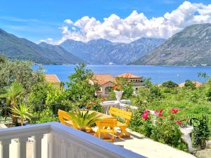 balkon z widokiem na jezioro i góry w obiekcie Apartments Sonja w Kotorze