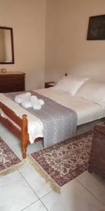 1 dormitorio con 2 camas, sábanas blancas y toallas en Lambrinis house, en Kanallákion