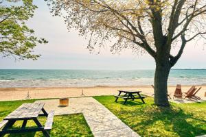 a picnic table and chairs next to the beach at TheLongBeachResort - Beachfront Cottages & Townhouse Suites in Wainfleet
