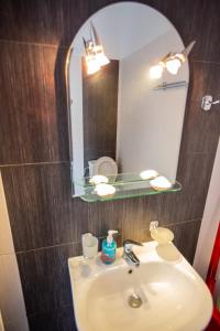 un baño con lavabo y espejo en Apartments Chiliadou IB,IIB, Nafpaktos,Western Greece, en Chiliadou 42 fotos más