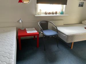 1 dormitorio con 1 cama, 1 silla y 1 mesa en B&B Ire, en Ilulissat