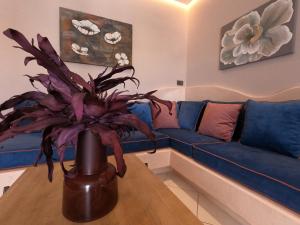 - un canapé bleu dans le salon avec une table dans l'établissement THE ROCK LUXURY HOMES, à Mesariá