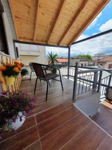 d'une terrasse avec une table et des chaises sur un balcon. dans l'établissement LittleLoft Ioannina, à Ioannina