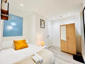 Un pat sau paturi într-o cameră la 7-mins to Central London, Premium 3-bedroom Getaway, Sleeps 7, Free Parking