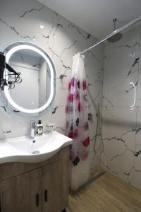 a bathroom with a sink and a mirror at Reni Risi Deluxe Studio in Sarandë