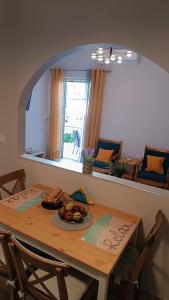 uma mesa com um prato de comida em Katerina Holiday House em Anavissos