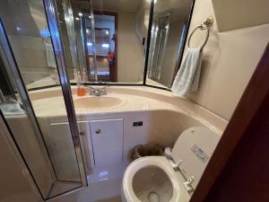 Baño pequeño con aseo y lavamanos en Marina Yacht Living Experience en Puerto Vallarta