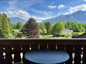 una silla en el balcón con vistas a las montañas en Ferienwohnungen Quellenhof en Bad Reichenhall