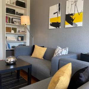 uma sala de estar com um sofá azul e uma mesa em NordiCasa em Eger