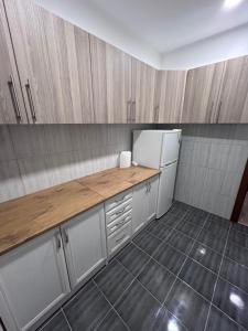 uma cozinha vazia com um balcão e um frigorífico em Apartments Divanhana em Kiseljak