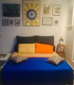 ein Bett mit zwei Kissen darauf in einem Zimmer in der Unterkunft PalermHost in Palermo