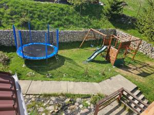 een luchtfoto van twee speeltoestellen in een tuin bij La Kaifas in Fundata +25 foto's