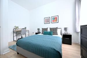 מיטה או מיטות בחדר ב-Bright & Large 3 Bed Flat in London