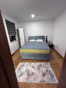 um quarto com uma cama e um tapete em Apartments Divanhana em Kiseljak