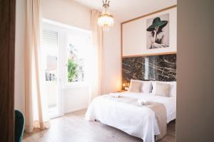 Postel nebo postele na pokoji v ubytování New Elegance Suites Guesthouse + 37 fotografií