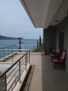 balkon z krzesłami i widokiem na wodę w obiekcie Ocean views w mieście Plataria