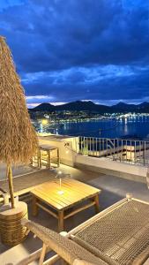 un patio con tavolo e vista sull'acqua di Begani63 Boutique Apartments a Gaeta