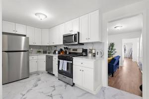 O bucătărie sau chicinetă la Comfy Cozy retreat - NYC & NWK w free parking +17 fotografii