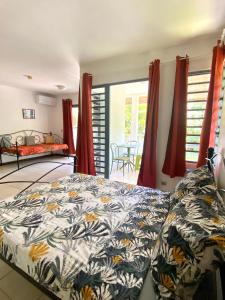1 dormitorio con 1 cama y 1 sofá en Soleil,jardin et jacuzzi en Bora Bora