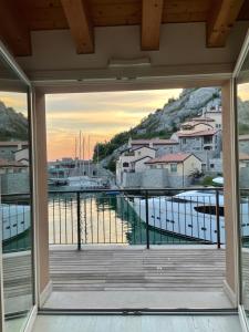 una ventana con vistas al puerto deportivo en PORTOPICCOLO sul Mare Sistiana, en Sistiana