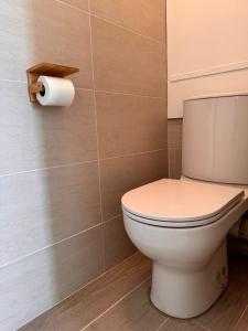 baño con aseo y papel higiénico en Bellissimo Appartamento Vistamare, en Antibes