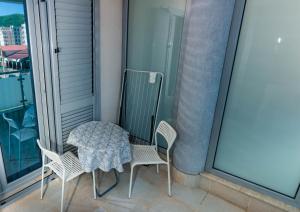 - Balcón con mesa y 2 sillas en Bobo Apartment, en Budva