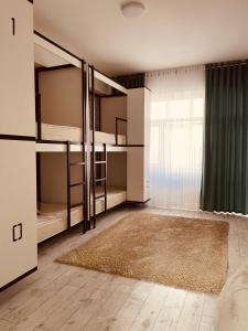 מיטה או מיטות קומותיים בחדר ב-BnB hostel