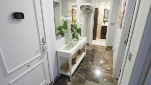 a bathroom with a white sink and a mirror at Bonito apartamento en centro ciudad con garaje in Albacete