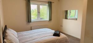 Krevet ili kreveti u jedinici u okviru objekta Two Double Bedroom Apartment Parking available Cambourne Cambridge