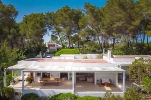 een luchtzicht op een huis met een patio bij Villa Cana Chana in Santa Gertrudis de Fruitera