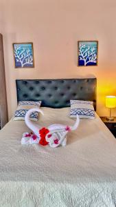1 dormitorio con 1 cama con 2 toallas en Hotel Beachfront Vista Hermosa, en Jacó