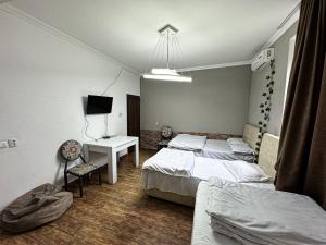 Voodi või voodid majutusasutuse kessane toas