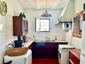 uma cozinha com um lavatório e uma bancada em Qta Casa Seleiras - Guest House em Évora