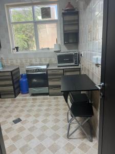 una cucina con tavolo e piano di lavoro di One bedroom apartment in Jimi a Al Ain