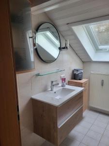un bagno con lavandino e specchio di Schweizer´s Ferienwohnung ad Achberg