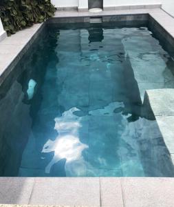 una piscina con agua azul turquesa en Casa Rural La Salamandrija- con piscina- petfriendly, en Cordobilla de Lácara