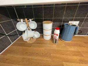 a group of coffee cups and a thermos on a counter at Westminster-3 Bdrm 1 EnSuite Fab for contractors 2-5 Bath Free Parking Wi-Fi in Gateshead