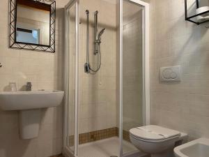 A bathroom at Residenza Le Due Torri